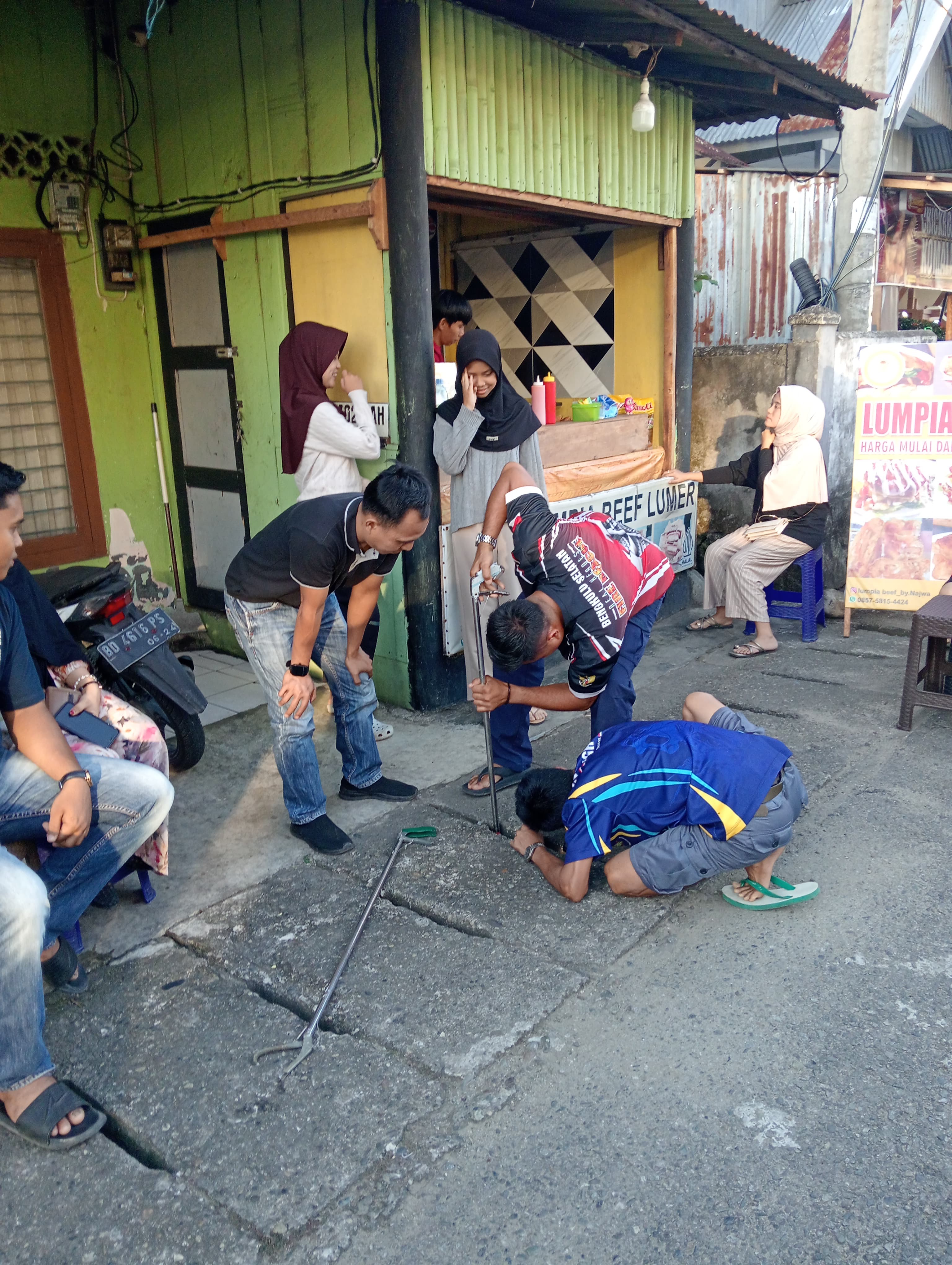 Kunci Motor Jatuh ke Gorong-Gorong Sedalam 2 Meter di Bengkulu Selatan, Damkar Turun Tangan Evakuasi