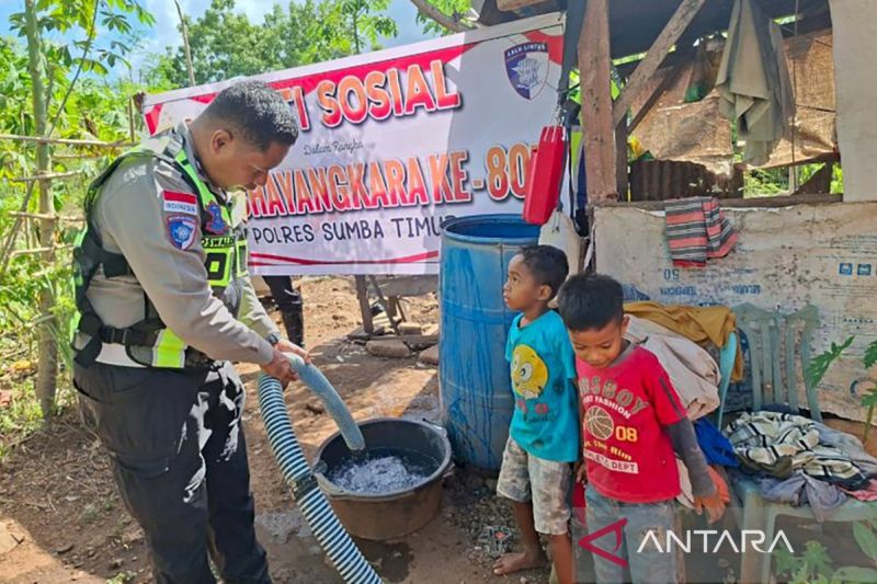 Polres Sumba Timur Salurkan 10.000 Liter Air Bersih ke Warga Padadita di Tengah Kemarau, Momentum Hari Bhayangkara ke-80