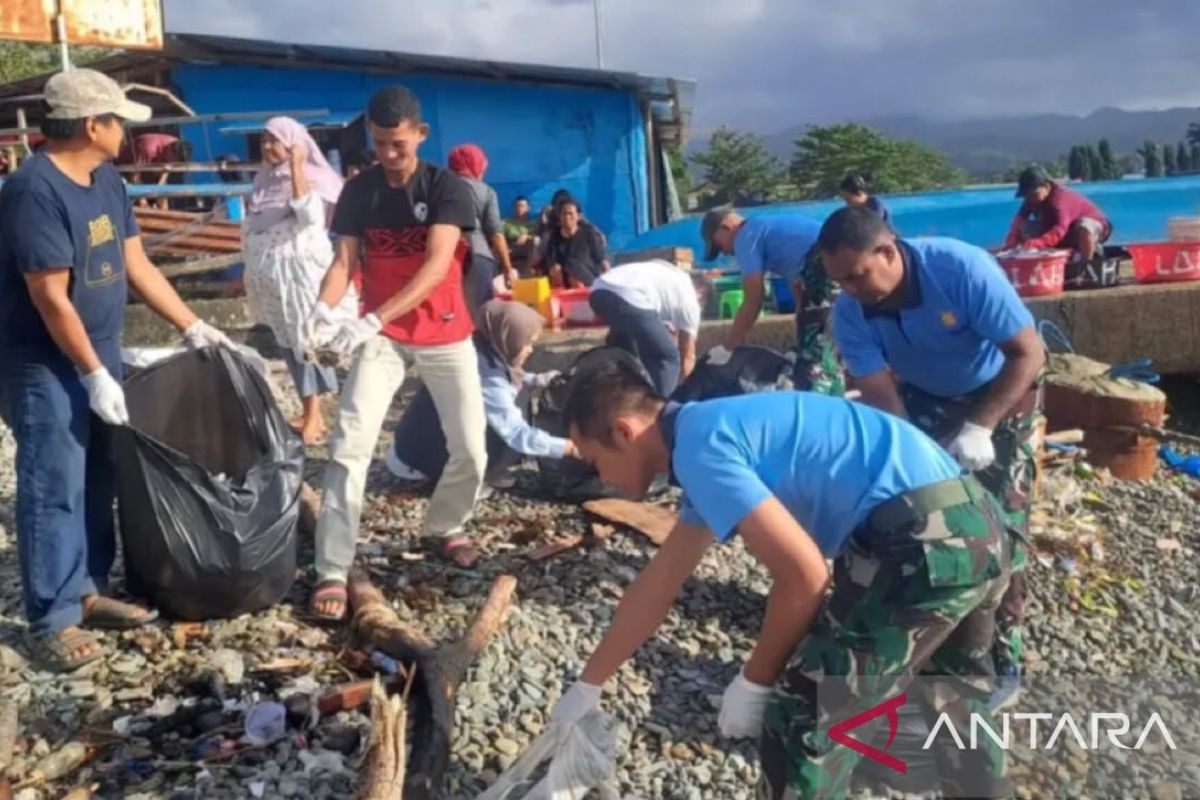 Sambut Hari Bakti ke-79 TNI AU, Puluhan Personel Lanud Pattimura Bersihkan Pelabuhan Ikan Laha di Ambon