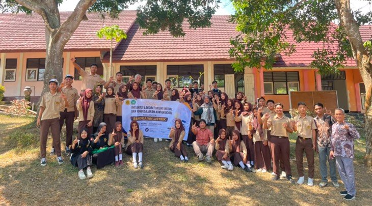 Tim Unram Latih Siswa SMA N 1 Gunungsari Rakit Listrik di Laboratorium Virtual, Belajar Fisika Tanpa Takut Konslet