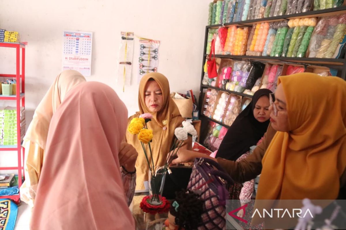 Dekranasda Kota Solok Kurasi Produk Rajut dan Kerajinan Kayu Dua IKM agar Tembus Pasar Nasional