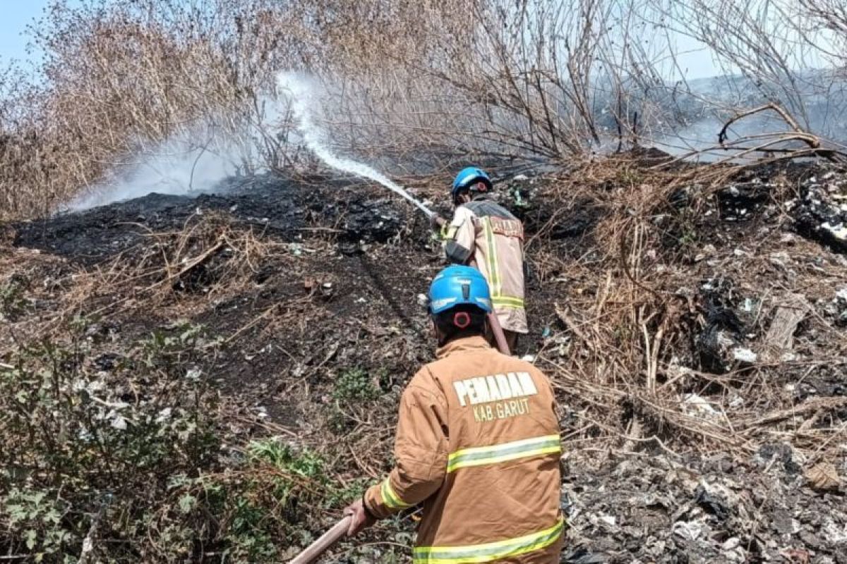 DLH Garut Imbau Warga Pakai Masker Akibat Asap Kebakaran TPA Pasirbajing, 1 Hektare Lahan Sampah Terbakar