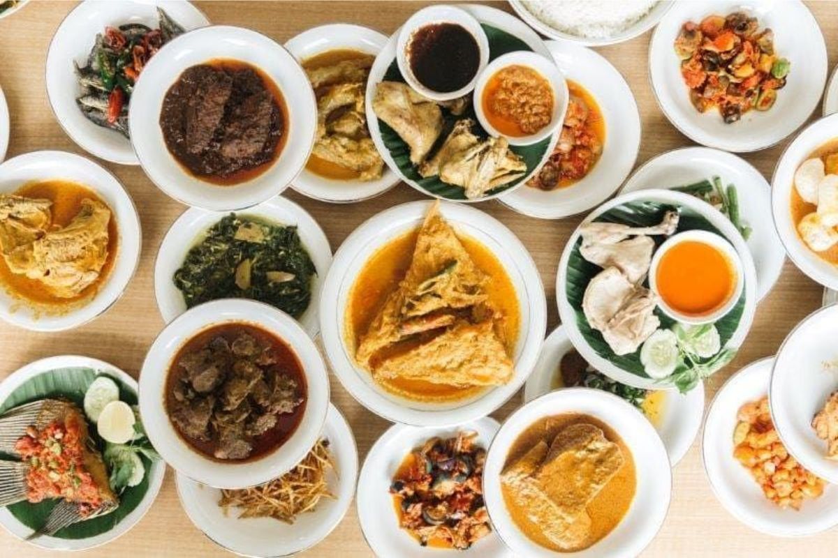 Menelusuri 10 Rumah Makan Legendaris di Padang: Dari Angka Usia Hingga Cita Rasa Khas