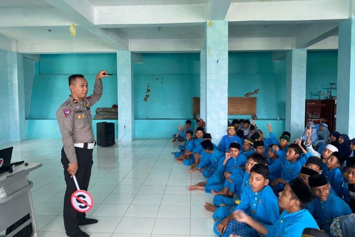 Ditlantas Polda Maluku Tanamkan Budaya Tertib Lalu Lintas ke Pelajar di Ambon Lewat Polsanak