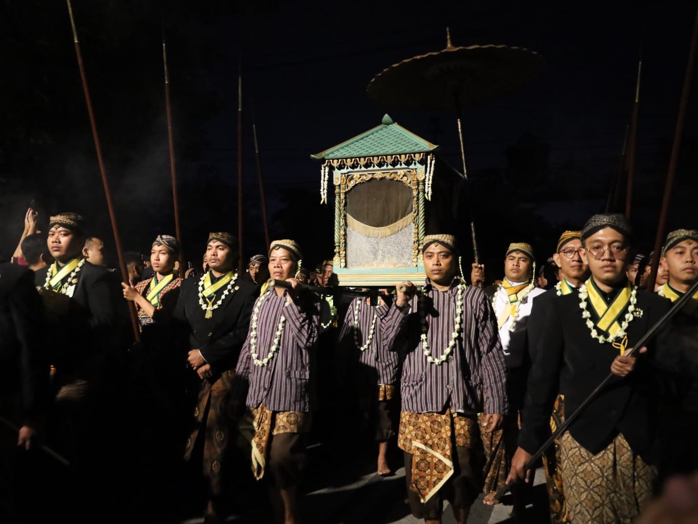 Ketegangan Internal Warnai Kirab Malam 1 Sura Keraton Solo Sebelum Akhirnya Berlangsung Kondusif
