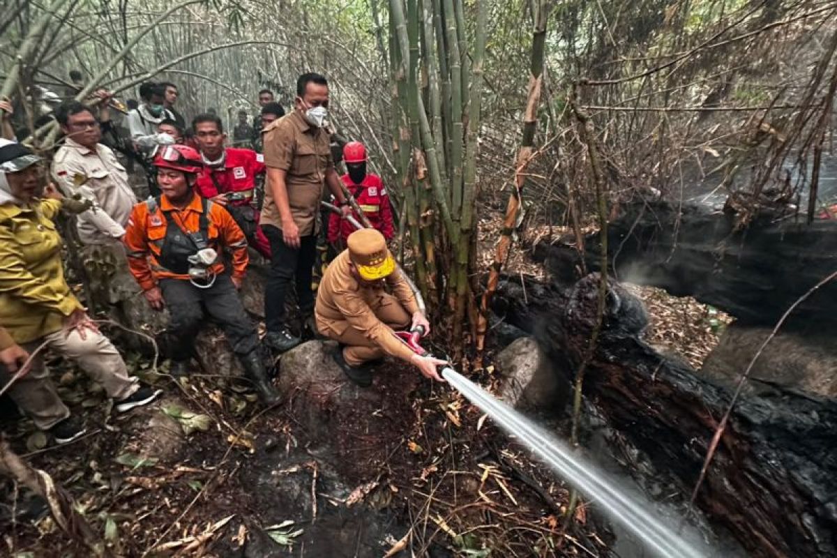 Kabut Asap Tebal di Bukit Peramas Halangi Water Bombing, Gubernur Kalbar Sebut 2 Helikopter Siaga