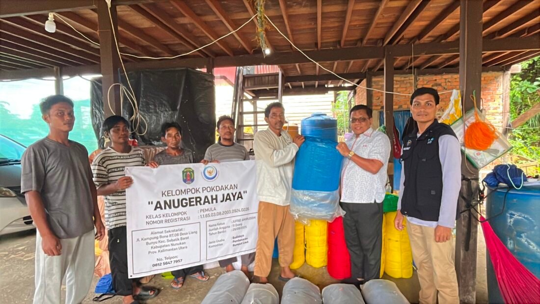 Anggota DPRD Kaltara Muhammad Nasir Salurkan Bantuan Sarana Budidaya Rumput Laut ke Pokdakan di Sebatik Barat