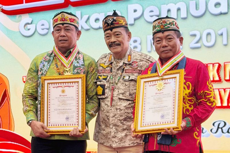 Bupati Kapuas Wiyatno Raih Penghargaan dan Medali Kehormatan dari Gerdayak Indonesia atas Dedikasi Pembangunan Daerah