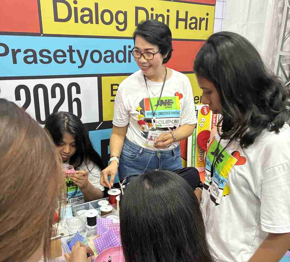 JNE Hadirkan Booth Kreatif di Konser Poliponi Denpasar, Dekati Komunitas Muda Bali Lewat Logistik dan Aktivasi Merek