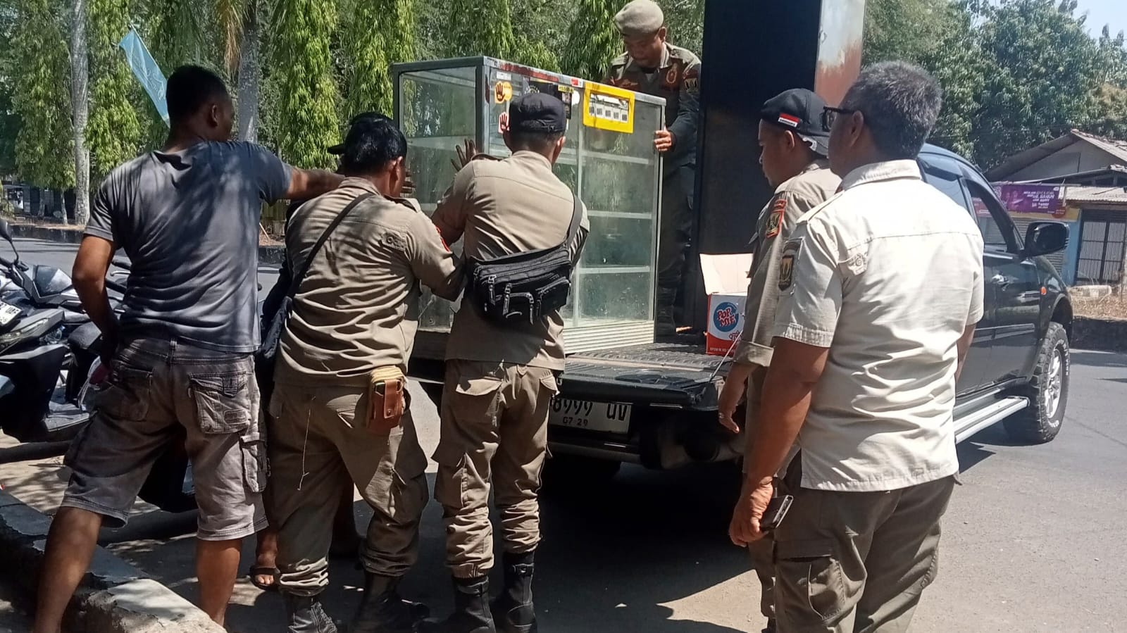 Satpol PP Sukabumi Tertibkan Trotoar RSUD Palabuhanratu dan Simpang Jamban, Lapak PKL Ditata Ulang