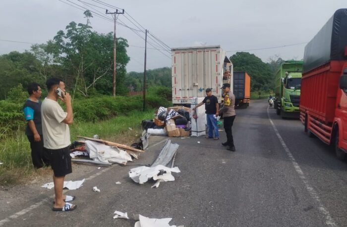 Truk Ekspedisi J&T dan Dump Truck Bersenggolan di Dharmasraya, Puluhan Paket Berserakan di Jalan Lintas Sumatera