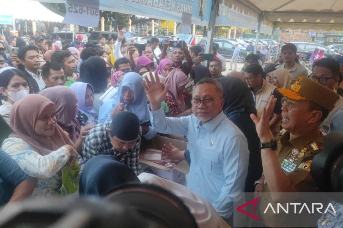 Menko Pangan Zulkifli Hasan Salurkan 750 Paket Beras Premium untuk Warga 7 Kelurahan di Kendari