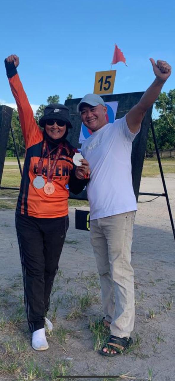 Istri Mantan Wakil Bupati Bangka Tengah, Erlina Erfian, Borong Tiga Medali di Kejurprov Panahan Babel 2026