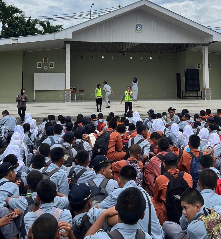 Polantas Menyapa di SMKN 5 Batam: Pelajar Diedukasi soal SIM, Helm Standar, hingga Risiko Pelanggaran Lalu Lintas