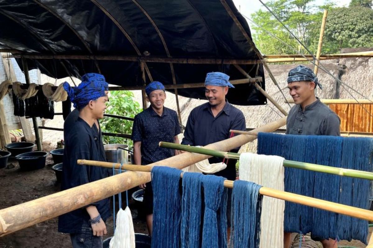BCA Pesan 1.800 Tas dari 205 Kain Tenun Badui Lebak, Penenun Raup Tambahan Rp367 Juta