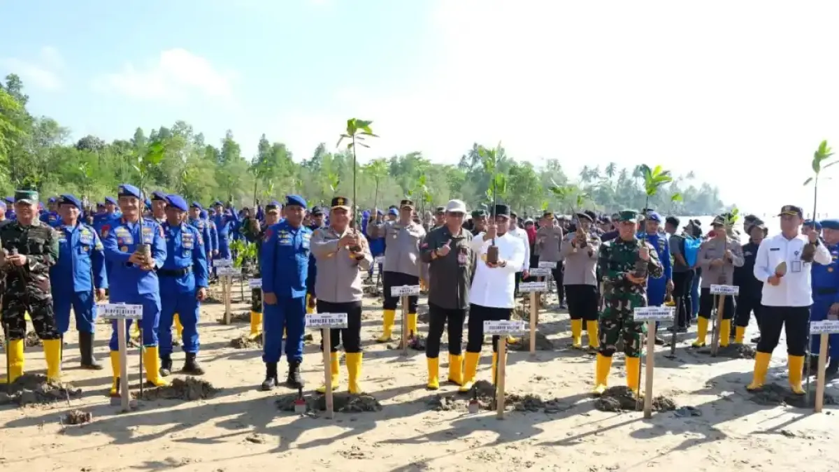 Jaga Pesisir Balikpapan dari Abrasi, Kapolda Kaltim Irjen Pol Endar Priantoro Pimpin Penanaman 5.000 Bibit Mangrove di Pantai Lamaru