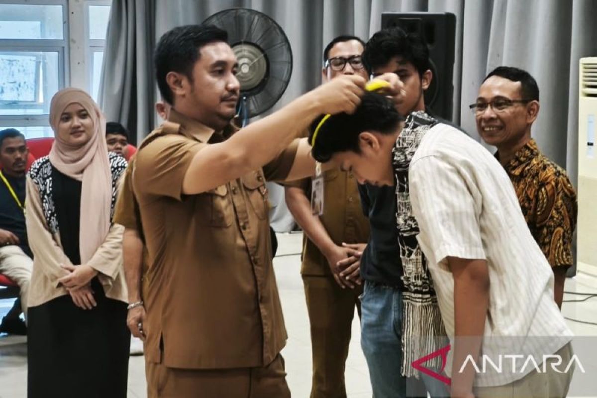 25 Talenta Muda Sumbar Latih Olah Tanah Liat Jadi Karya Fungsional di Taman Budaya Padang