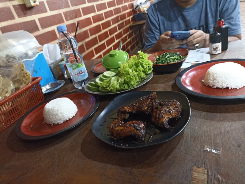 Warung ABG Puncak, Surga Ayam Bakar dengan Harga Terjangkau