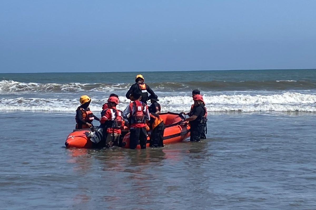 10 Anggota PMI Agam Dikerahkan Cari Pelajar SMP Tenggelam di Pantai Muaro Putih, Ombak Besar Jadi Kendala