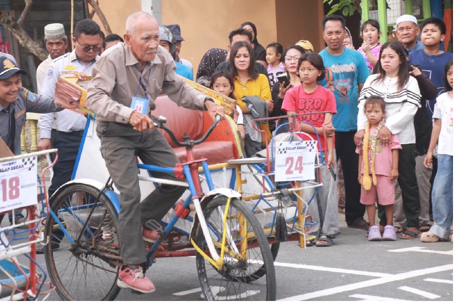 Lomba Balap Becak Hias di Tanjab Barat Meriahkan HUT ke-81 RI, 48 Pengemudi Unjuk Kreativitas