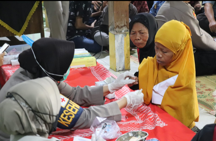 Sambut HUT Bhayangkara ke-80, Polres Sragen Gelar Bakti Kesehatan Gratis untuk Anak Yatim dan Warga Dhuafa di Plupuh