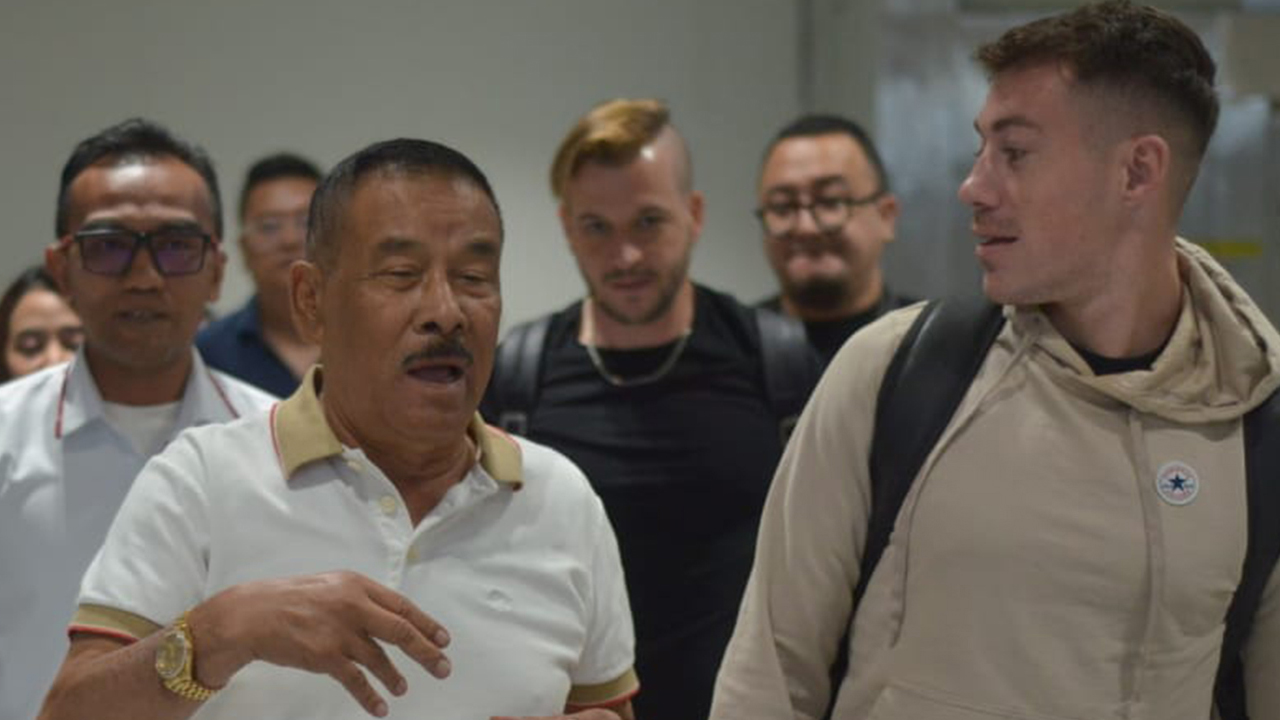 Striker Baru Persib Mariano Peralta Tiba di Bandung, Disambut Langsung Manajer dan Puluhan Bobotoh di Stasiun Tegalluar