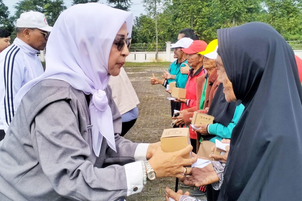 Peringati Hari Lansia ke-30, Pemkab Simalungun Sediakan Layanan Kesehatan Gratis dan Sembako untuk Ratusan Warga