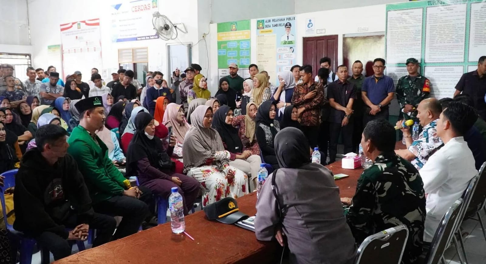 Bupati Langkat Temui Warga Sambirejo yang Blokir Jalan Rusak, Aspirasi Perbaikan dan Penertiban Truk Galian C Diserap