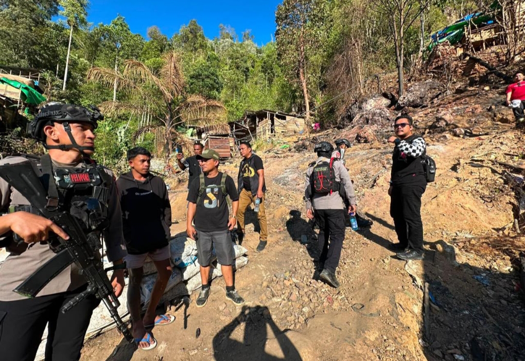 Ditreskrimsus Polda Gorontalo Pasang Police Line di Lubang Tambang Emas Ilegal Bone Bolango, 6 Barang Bukti Diamankan