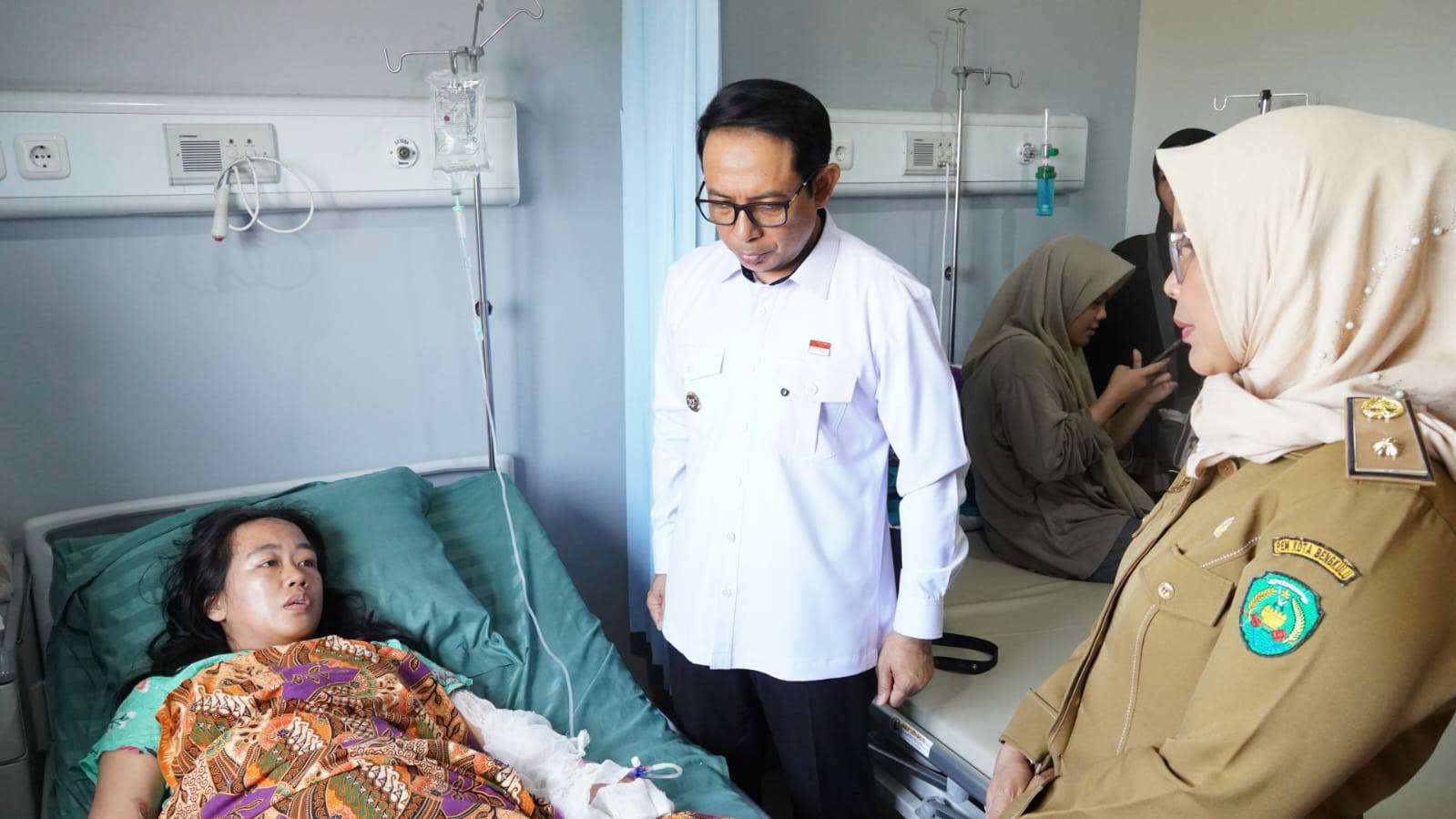Wali Kota Bengkulu Jenguk Azalia, Korban Luka Bakar Kebakaran Jenggalu di RS Gading Medika