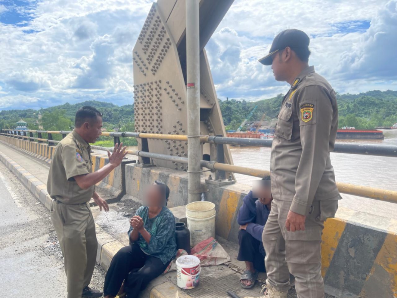 Ibu dan Anak Diamankan Satpol PP di Jembatan Mahakam Ulu Samarinda, Raup Rp 603 Ribu dari Sumbangan Pengendara