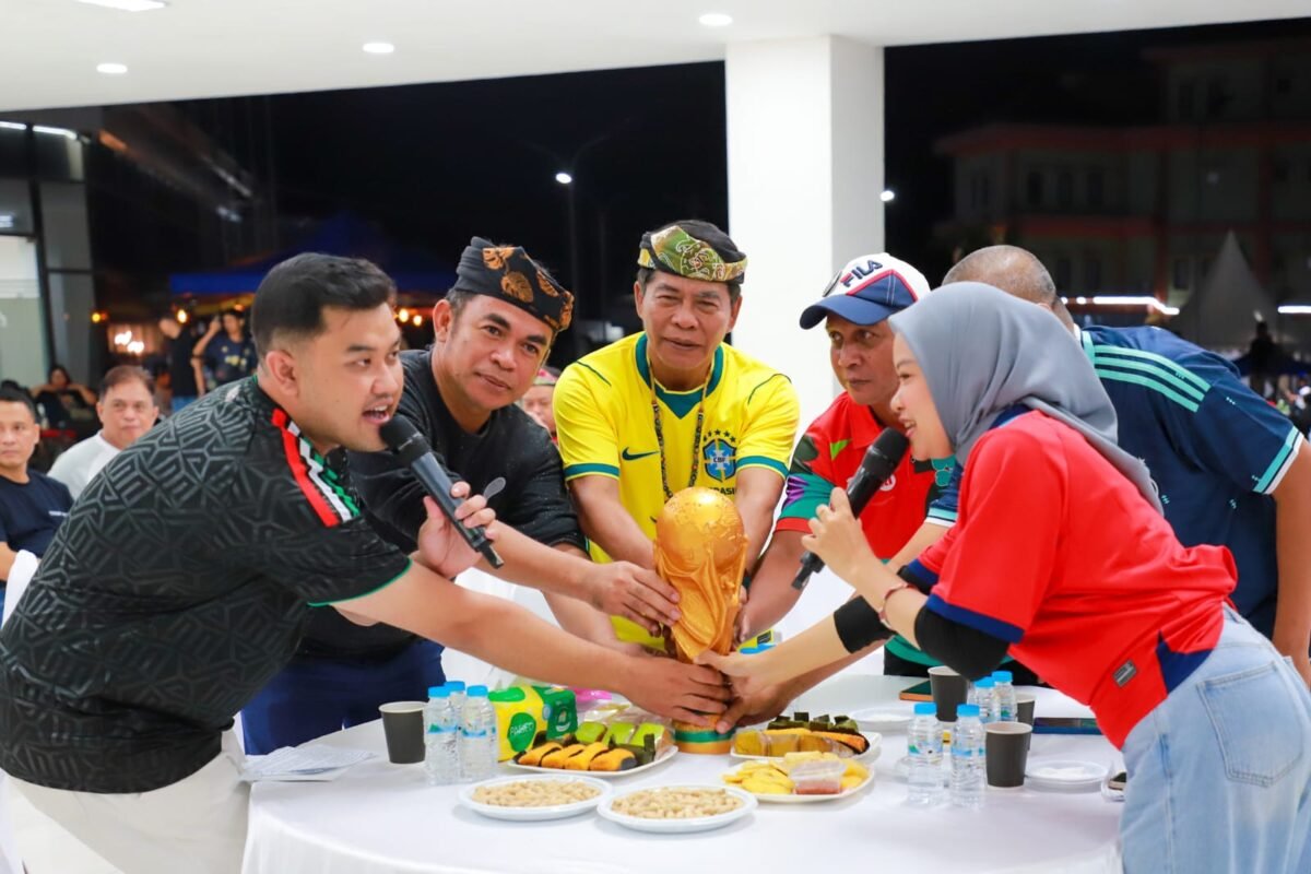 Nobar Piala Dunia 2026 di Halaman Kantor Gubernur Kaltara, Gubernur Zainal Paliwang Kenakan Jersey Brasil