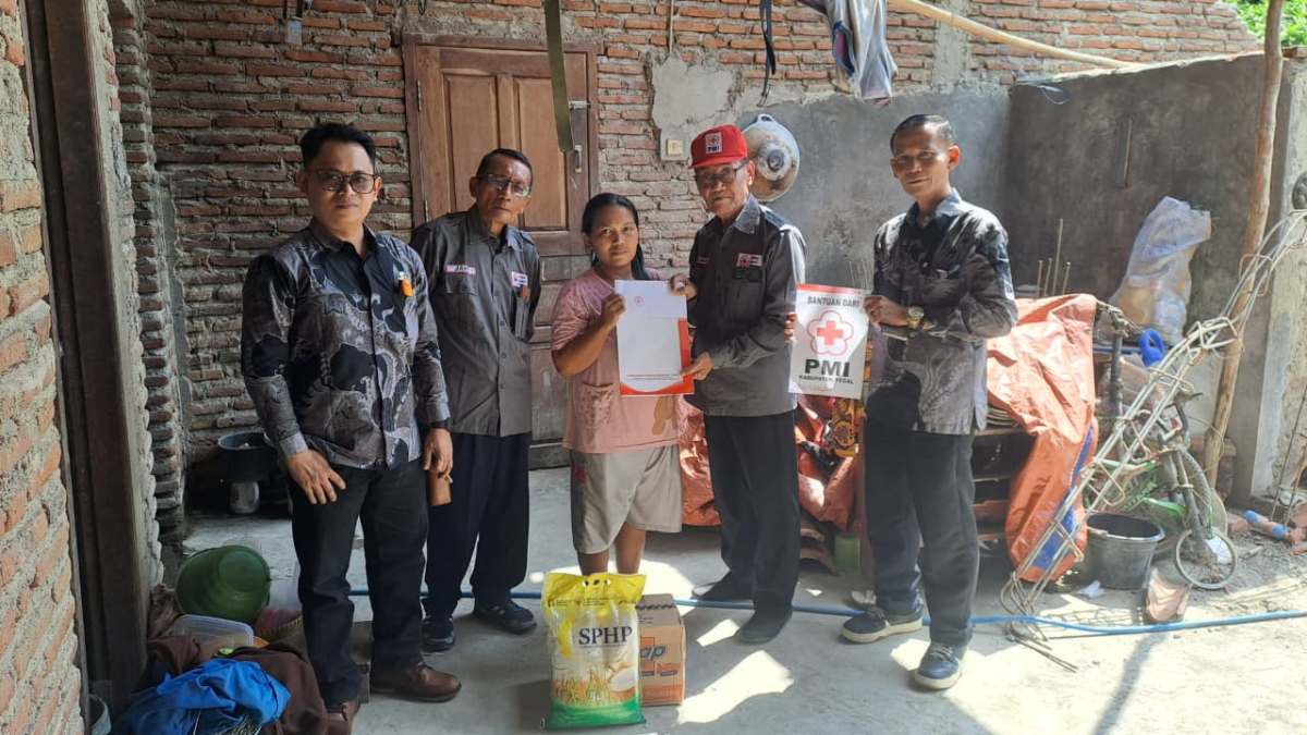Rumah Ambruk di Tegal Timpa Dua Keluarga, PMI Salurkan Bantuan Sembako dan Uang Tunai