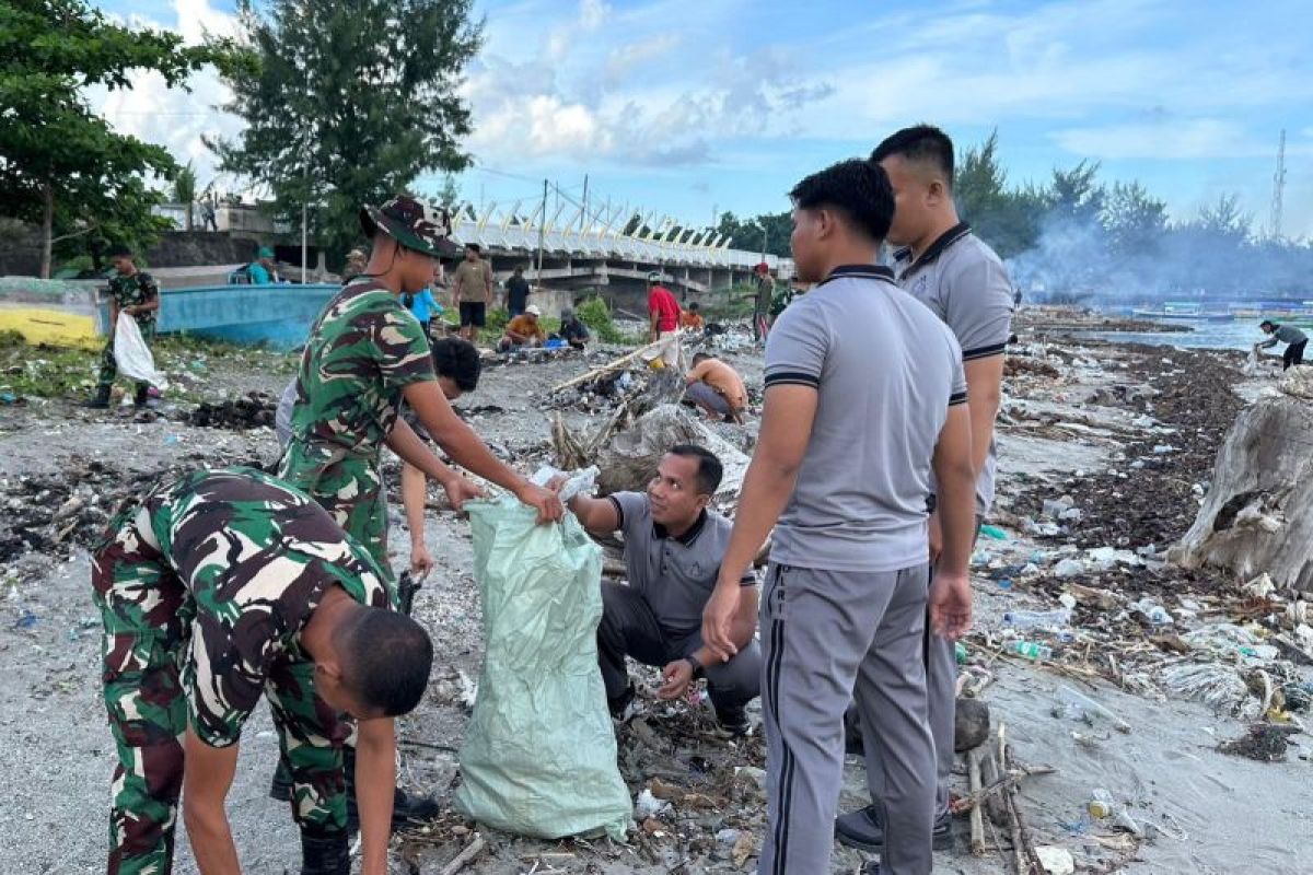 Polisi dan TNI Gotong Royong Bersihkan Pesisir Pantai Benteng Selayar, 3 Instansi dan Warga Terlibat