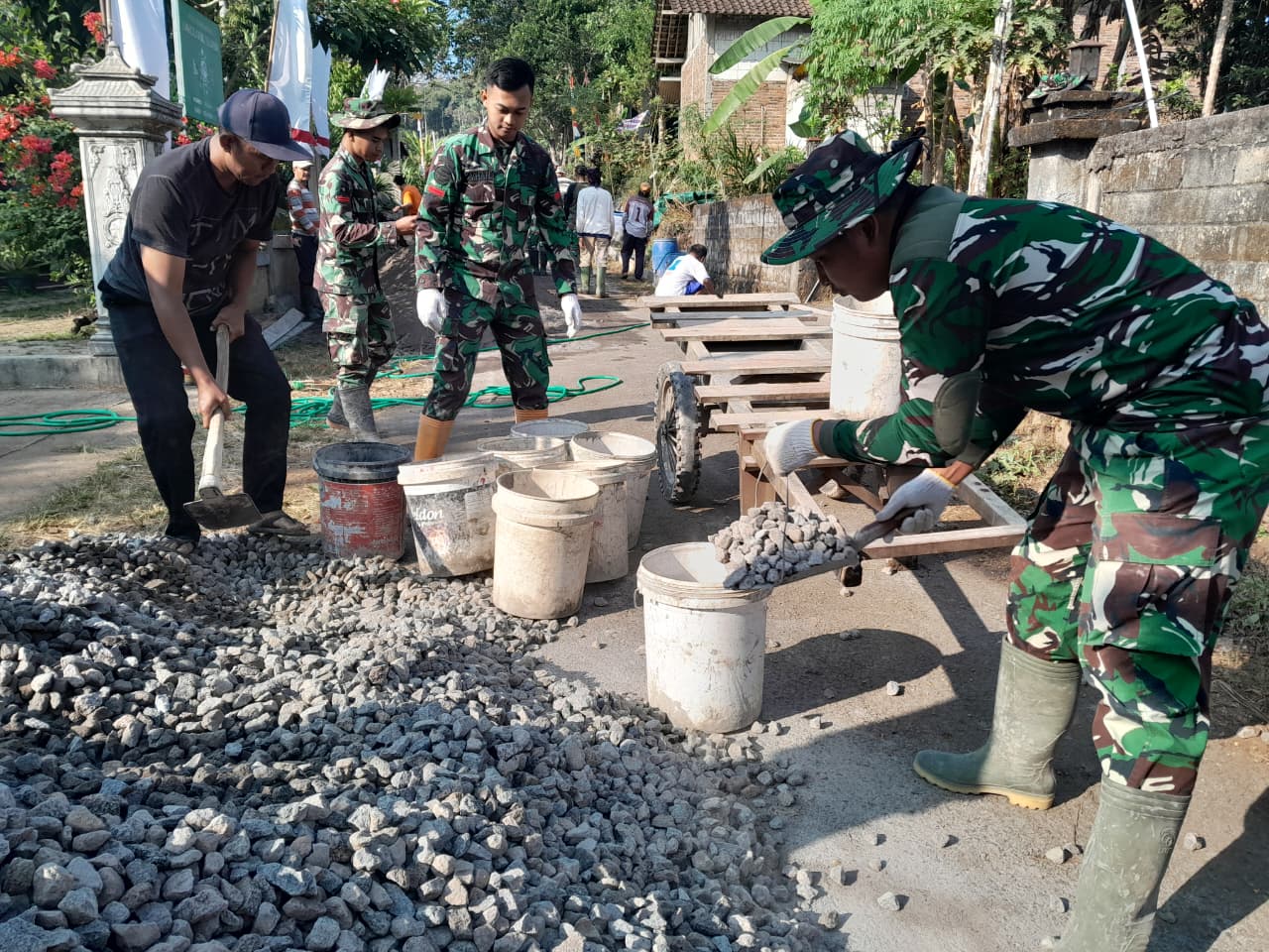 Satgas TMMD Kodim Salatiga dan Warga Desa Cukil Gotong Royong Cor Jalan 1.200 Meter di Tengah Terik Matahari