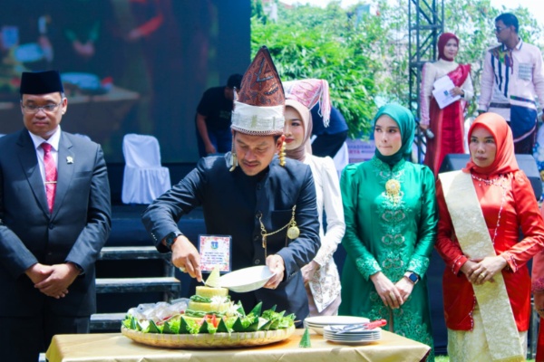 Wali Kota Tebing Tinggi Iman Irdian Saragih Potong Tumpeng di HUT ke-109, Serahkan Bantuan Traktor untuk Petani