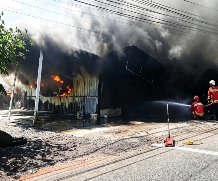 Kebakaran di Lamteumen Hanguskan Rumah Kos, Bengkel, dan Warkop, 10 Unit Damkar Dikerahkan