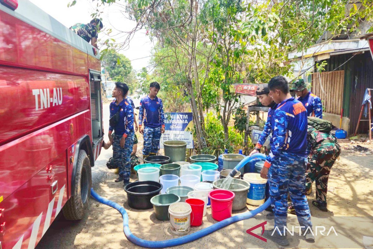 Lanud Sjamsudin Noor Salurkan Air Bersih ke Warga Landasan Ulin Timur di Tengah Kekeringan