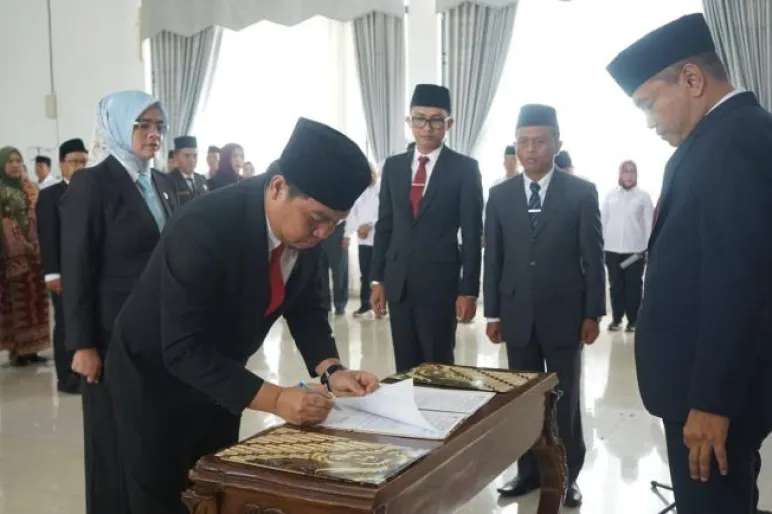 Bupati Bengkulu Tengah Lantik 10 Pejabat Eselon II, Tekankan Mental Baja dan Siap Hadapi Tekanan Birokrasi