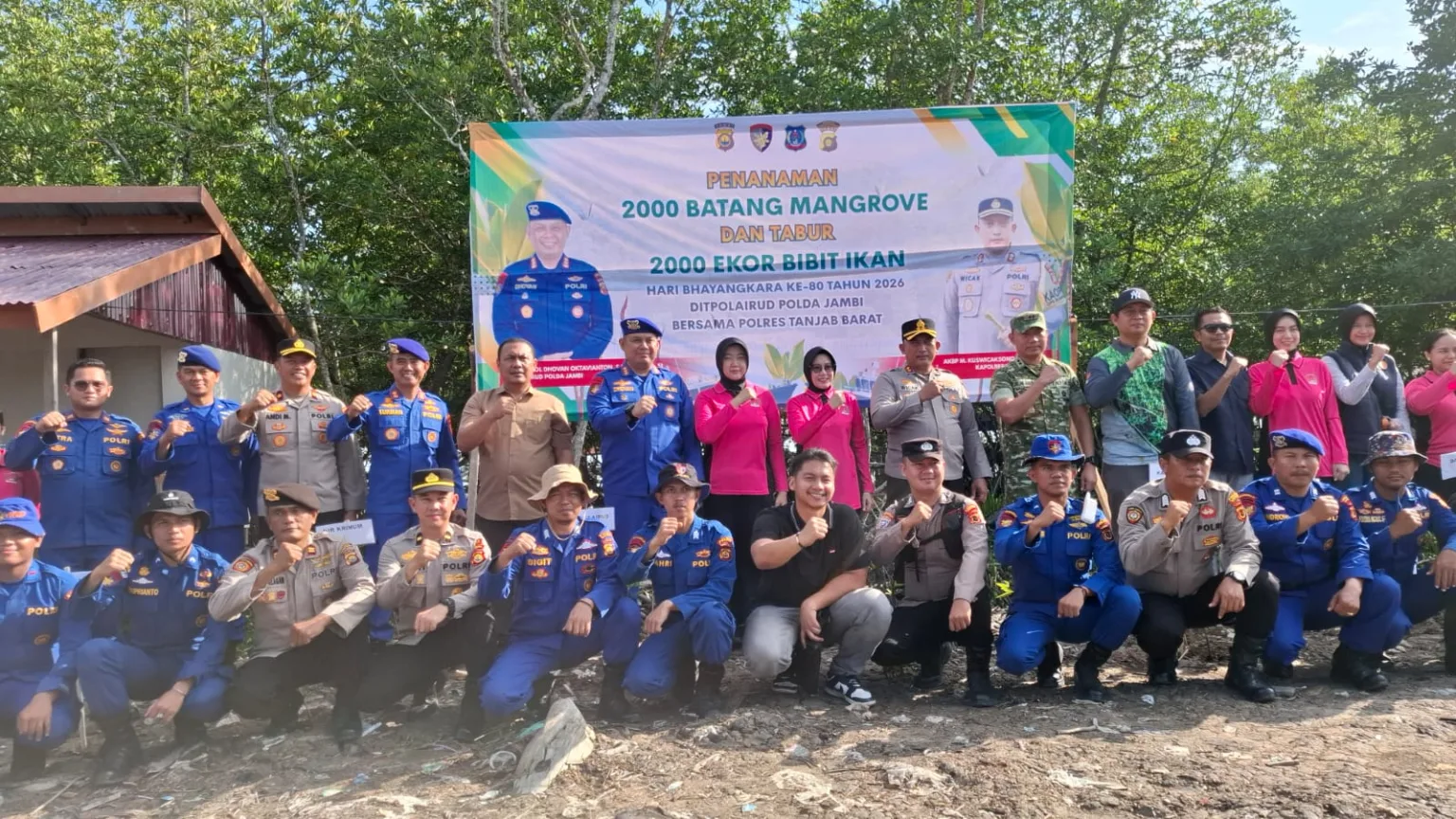 Polda Jambi Tanam 2.000 Mangrove dan Tebar 2.000 Bibit Ikan di Pesisir Tanjab Barat Sambut HUT Bhayangkara ke-80
