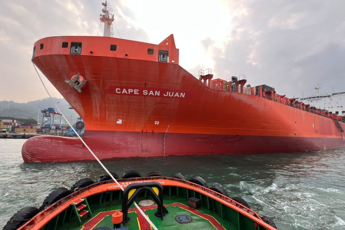 Kapal MV Cape San Juan Sandar di Pelabuhan Panjang Lampung, Angkut Alutsista untuk Latihan Super Garuda Shield 2026
