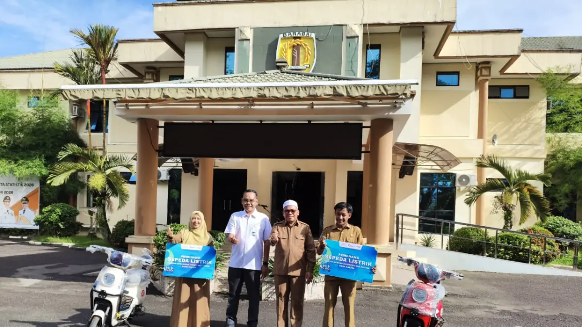 Bank Kalsel Barabai Serahkan Hadiah Sepeda Listrik ke Pemenang Undian Kredit Multiguna di HST, Satu Paket Umrah Hangus