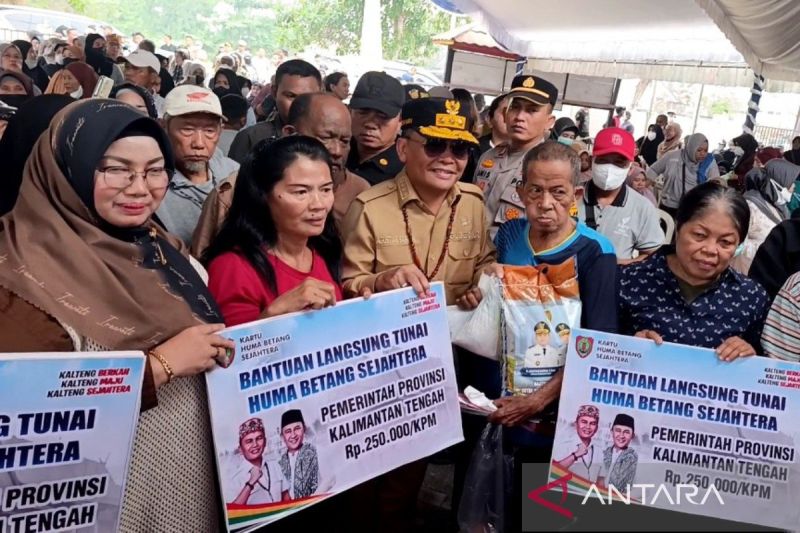 Gubernur Kalteng Salurkan Bantuan Pangan dan Tunai untuk Warga Terdampak Karhutla di Kotawaringin Timur