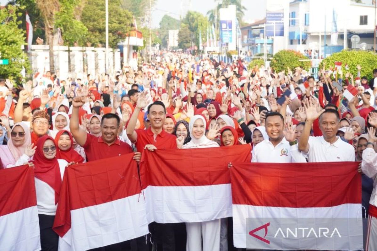 Pemkab OKI Bagikan 3.000 Bendera Merah Putih untuk Warga Kayuagung, Bupati Ajak Kibarkan Serentak Selama Agustus