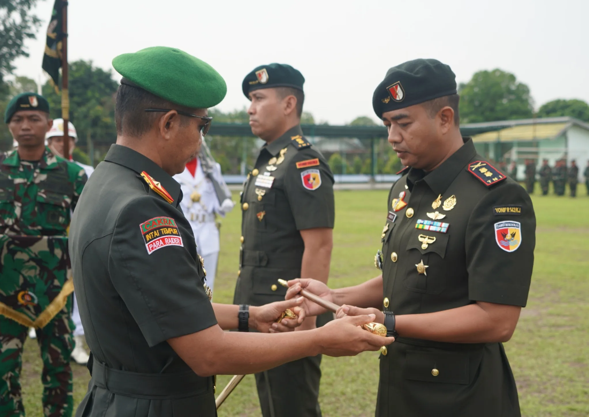 Brigjen TNI Nyamin Pimpin Sertijab Danyonif 142/Ksatria Jaya, Letkol Inf Aries Munandar Effendi Resmi Jabat Komandan Baru