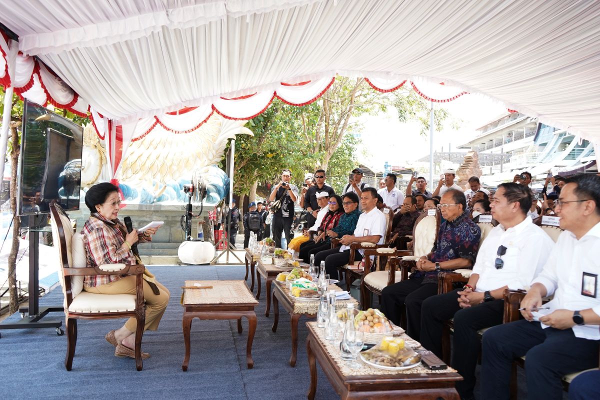 Megawati Tinjau Abrasi Pantai Kuta, Soroti Ancaman Perubahan Iklim dan Sisa 85 Km Garis Pantai Bali