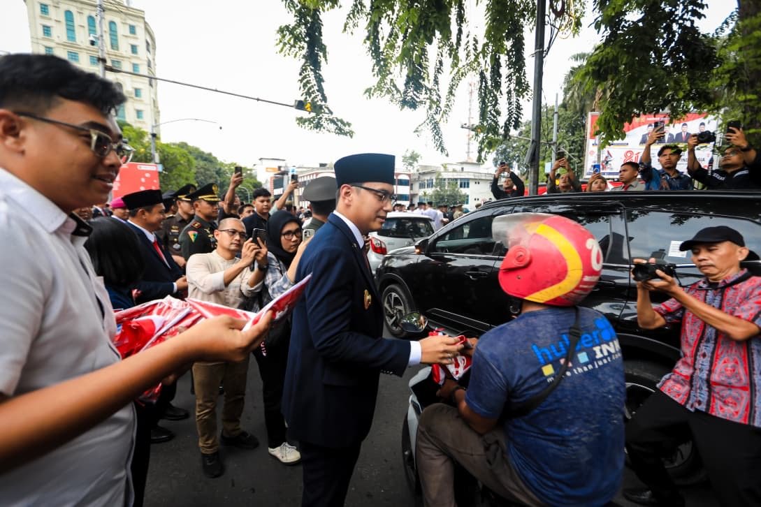 Wali Kota Medan Rico Waas dan Zakiyuddin Harahap Bagikan Ribuan Bendera Merah Putih ke Pengendara Jelang HUT ke-81 RI