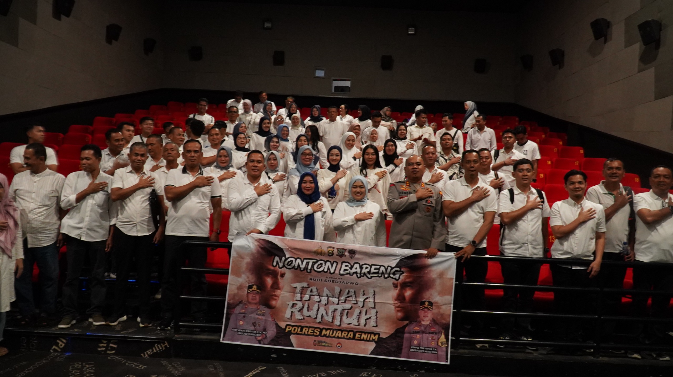 Nobar Film Tanah Runtuh, 75 Personel Polres Muara Enim dan Bhayangkari Padati Bioskop di Lahat