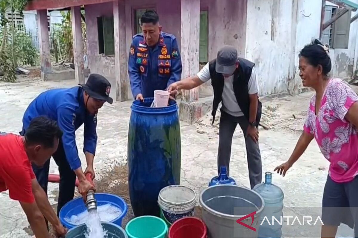 Damkarmat Lampung Selatan Salurkan 4.000 Liter Air Bersih ke Desa Patok Way Panji di Tengah Cuaca Kering