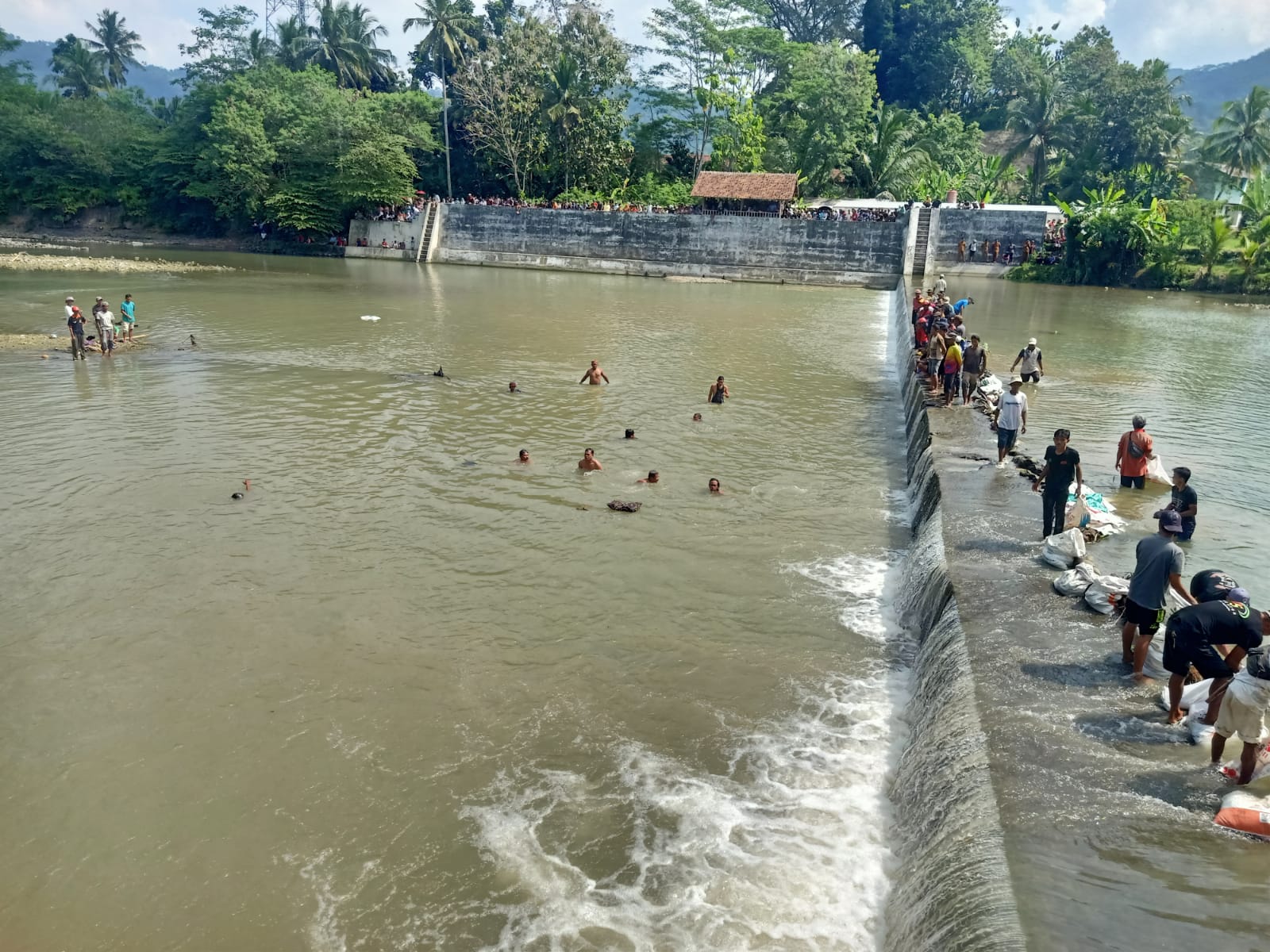 Bocah 8 Tahun Asal Ciamis Tenggelam di Sungai Cijolang Kuningan, Tersangkut Besi Cor Irigasi